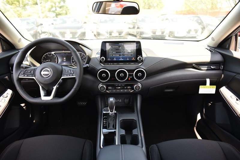 Nissan Sentra Vehicle Image 08