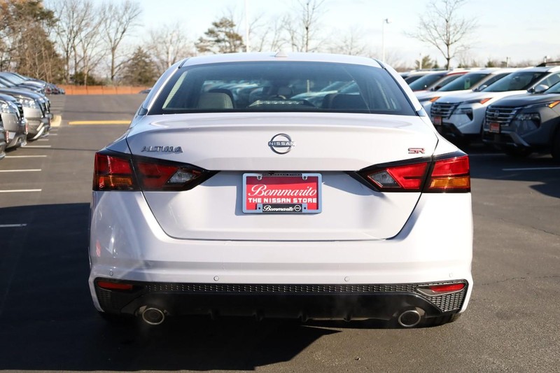 Nissan Altima Vehicle Image 07