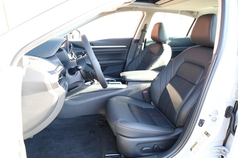 Nissan Altima Vehicle Image 09