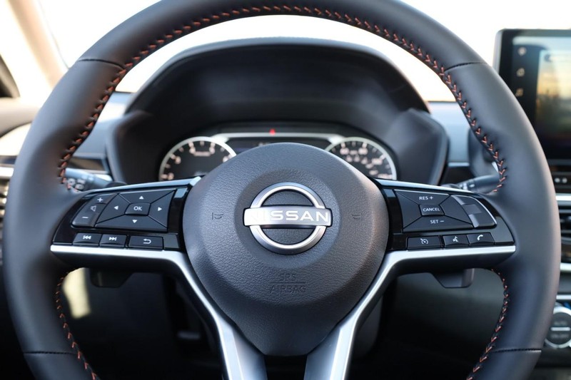 Nissan Altima Vehicle Image 11