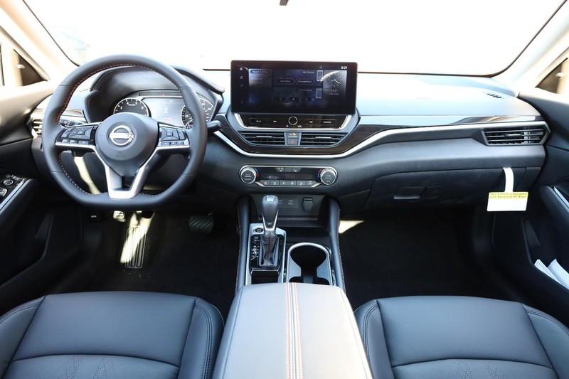 Nissan Altima Vehicle Image 22