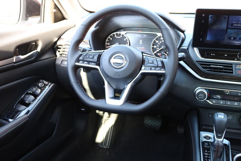 Nissan Altima Vehicle Image 23