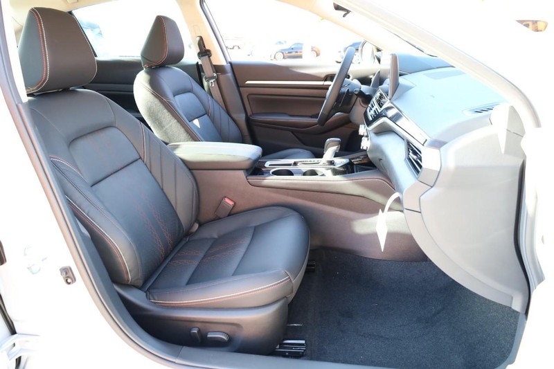 Nissan Altima Vehicle Image 24