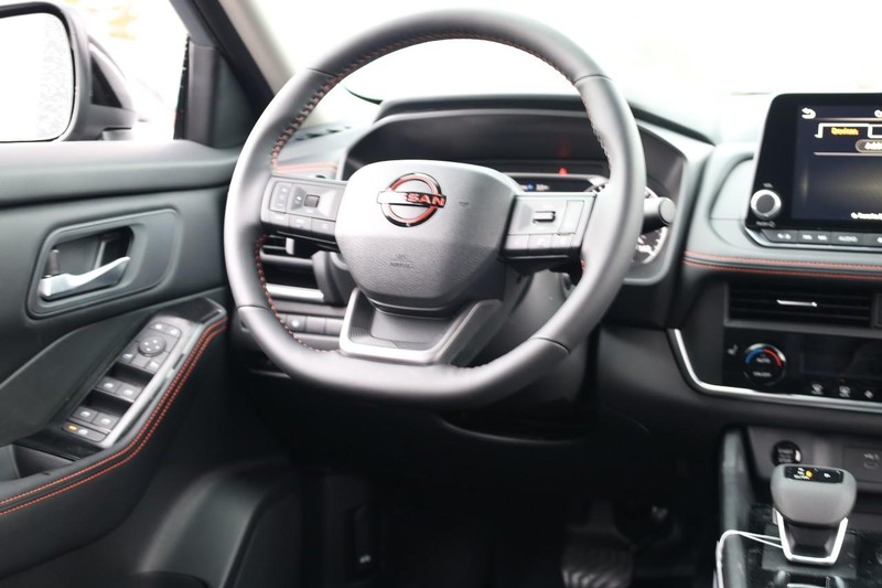 Nissan Rogue Vehicle Image 25