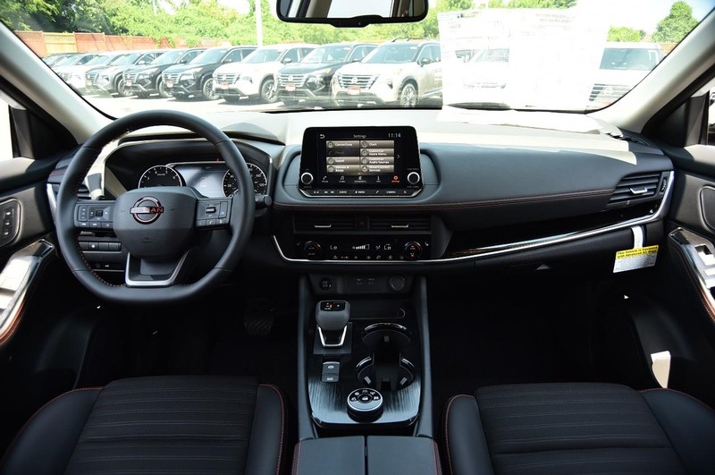 Nissan Rogue Vehicle Image 08