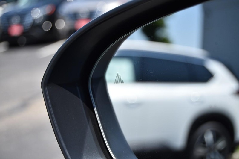 Nissan Rogue Vehicle Image 11