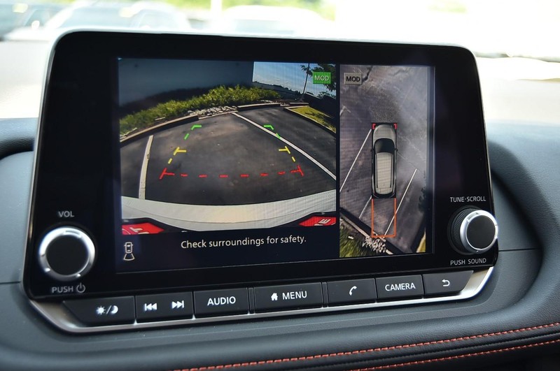 Nissan Rogue Vehicle Image 14