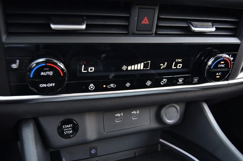 Nissan Rogue Vehicle Image 18