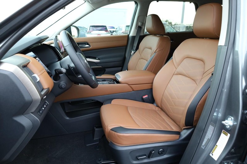 Nissan Pathfinder Vehicle Image 13