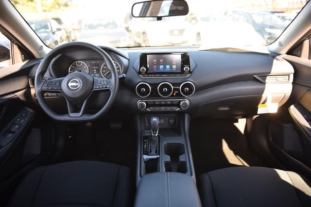 Nissan Sentra Vehicle Image 07