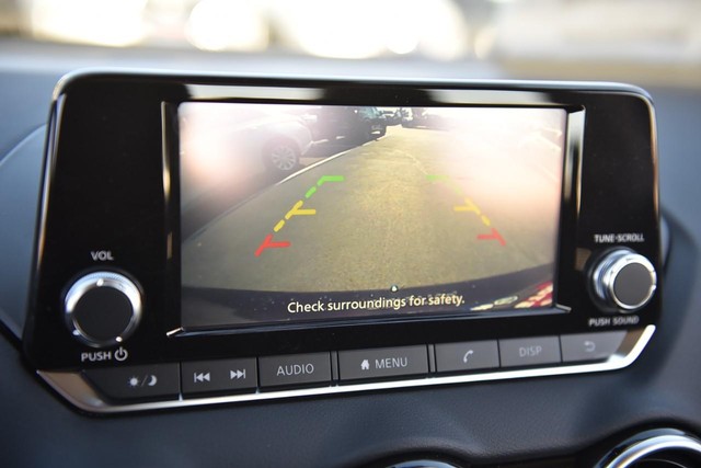 Nissan Sentra Vehicle Image 12