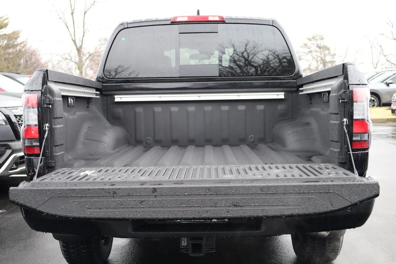 Nissan Frontier Vehicle Image 09