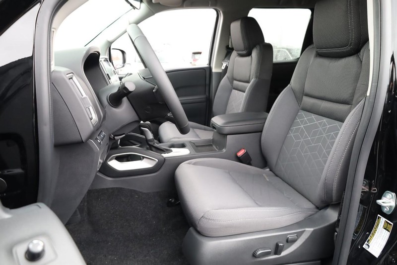 Nissan Frontier Vehicle Image 10