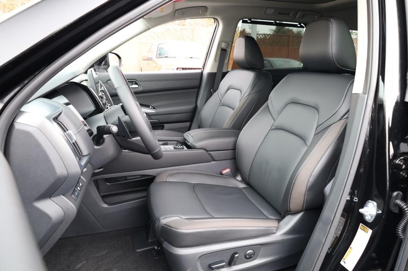 Nissan Pathfinder Vehicle Image 12