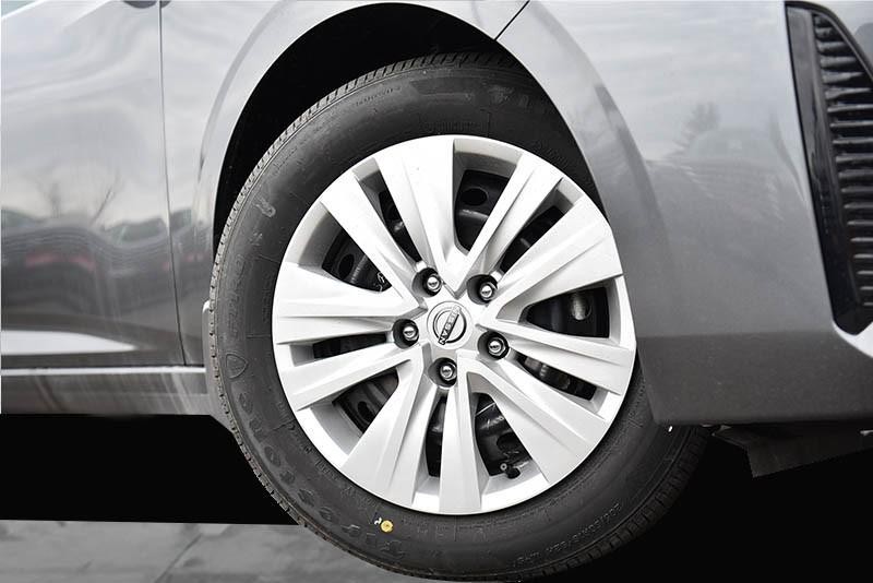 Nissan Sentra Vehicle Image 03