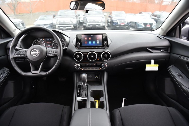 Nissan Sentra Vehicle Image 07