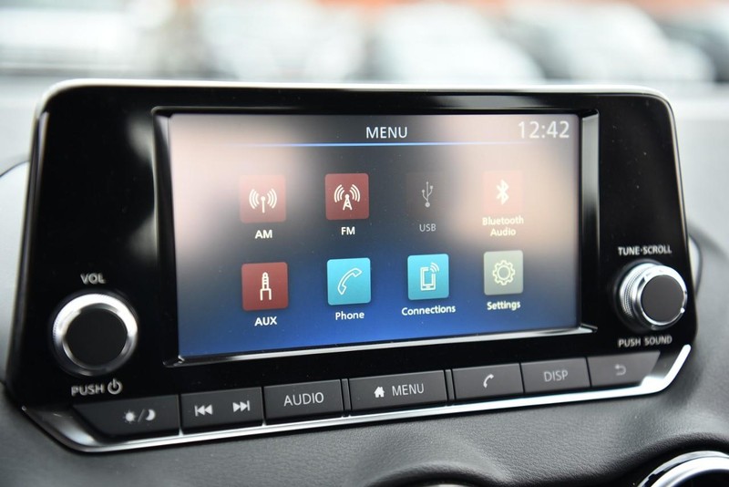 Nissan Sentra Vehicle Image 16