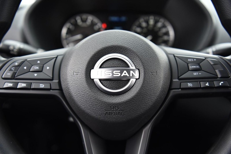 Nissan Sentra Vehicle Image 17