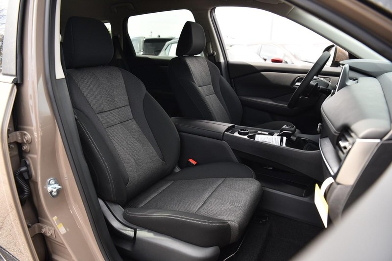 Nissan Rogue Vehicle Image 19