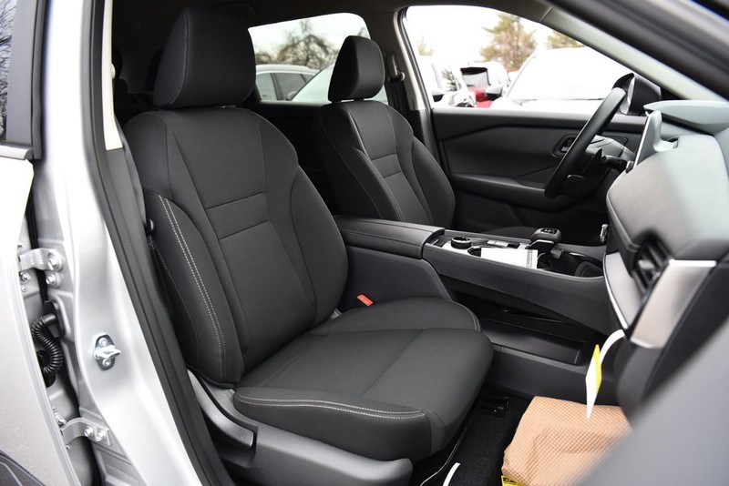 Nissan Rogue Vehicle Image 19