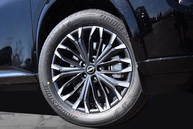 Nissan Rogue Vehicle Image 03