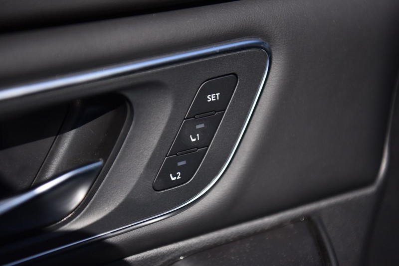 Nissan Rogue Vehicle Image 09