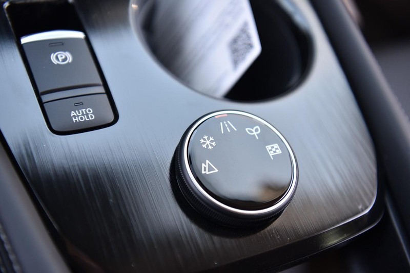 Nissan Rogue Vehicle Image 16