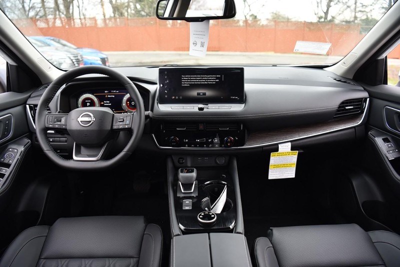 Nissan Rogue Vehicle Image 07