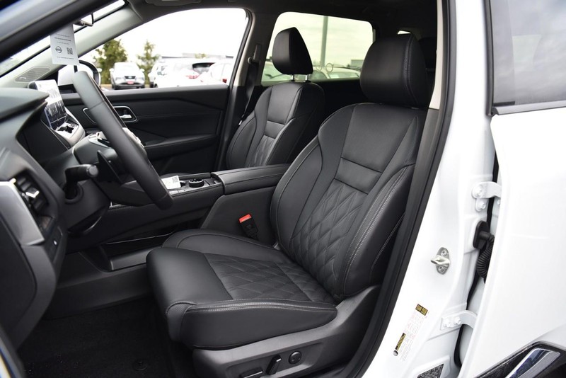 Nissan Rogue Vehicle Image 19