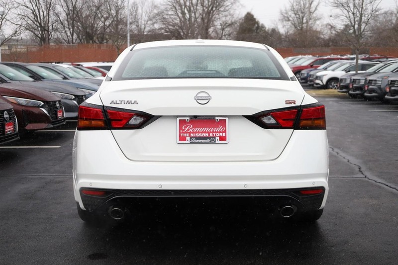 Nissan Altima Vehicle Image 07