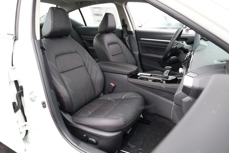 Nissan Altima Vehicle Image 25