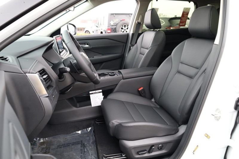 Nissan Rogue Vehicle Image 10