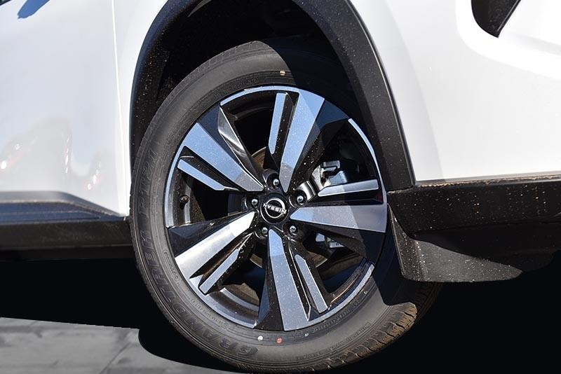 Nissan Rogue Vehicle Image 03