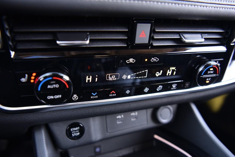 Nissan Rogue Vehicle Image 14