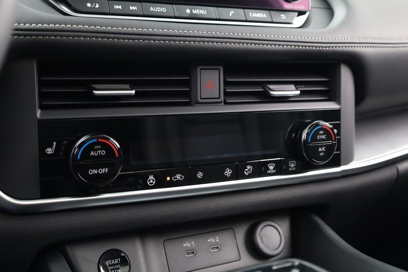 Nissan Rogue Vehicle Image 17