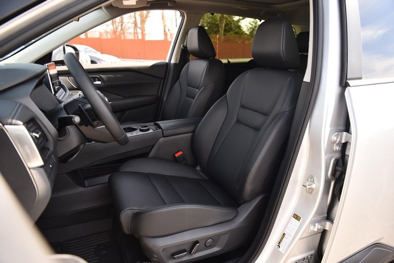 Nissan Rogue Vehicle Image 18