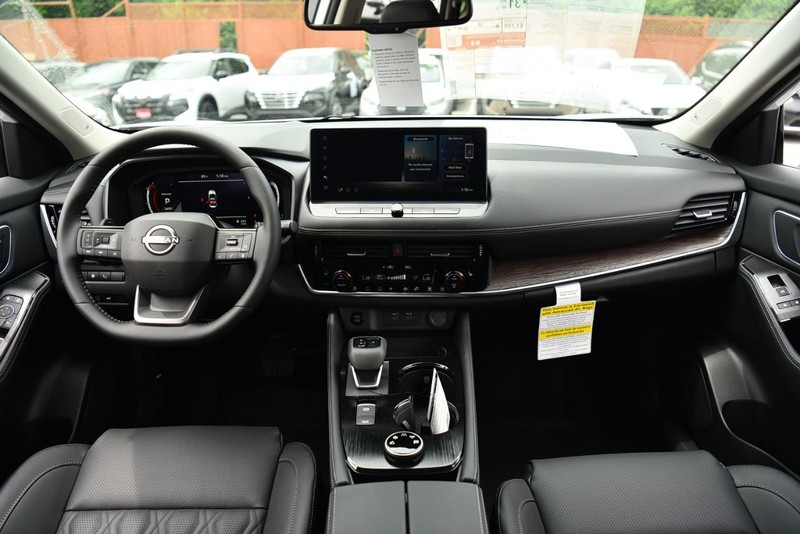 Nissan Rogue Vehicle Image 08