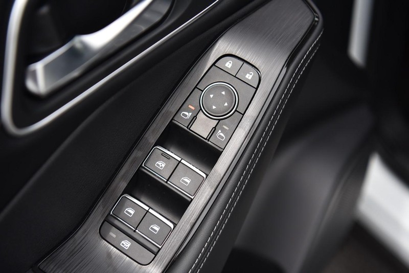 Nissan Rogue Vehicle Image 09