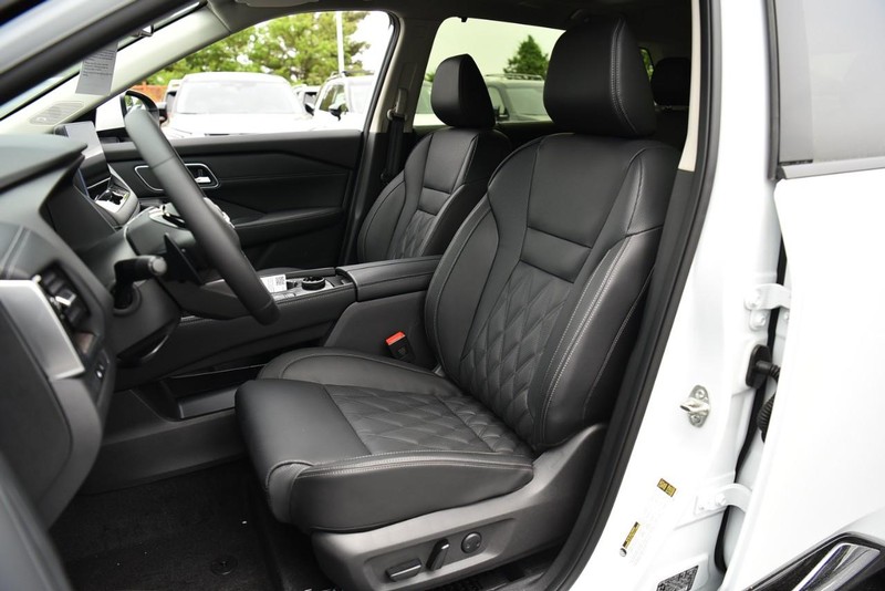 Nissan Rogue Vehicle Image 22