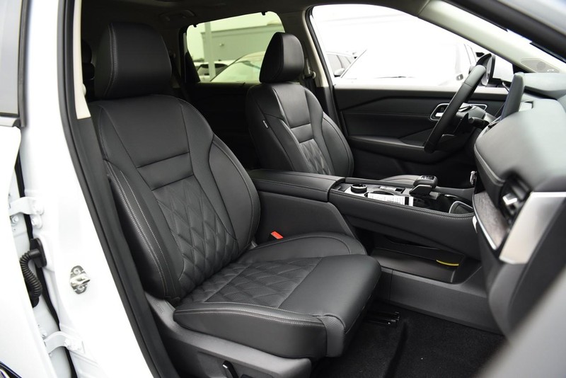 Nissan Rogue Vehicle Image 23