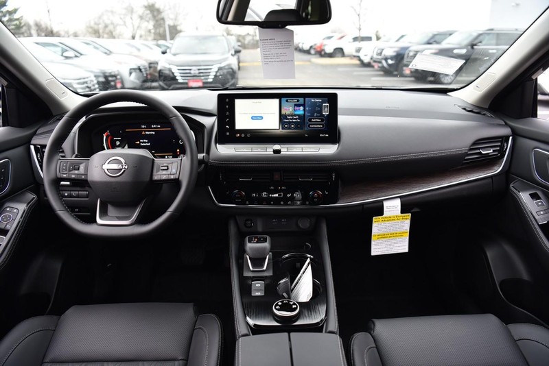Nissan Rogue Vehicle Image 07