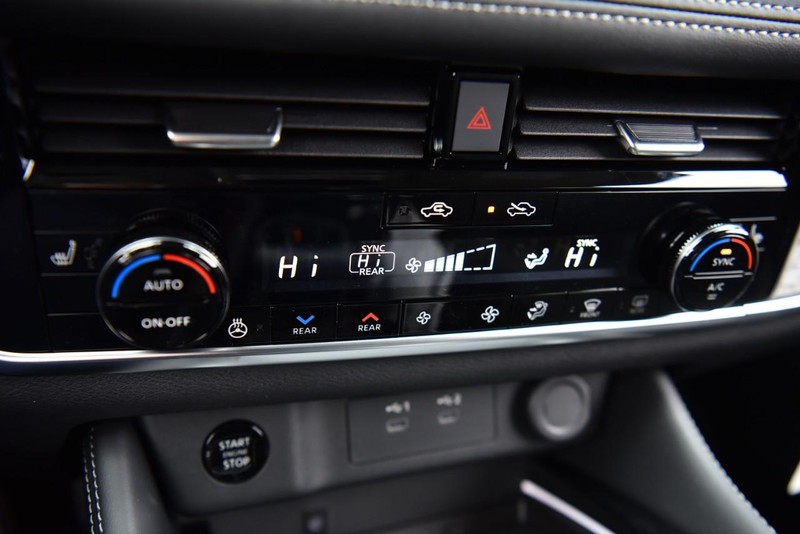 Nissan Rogue Vehicle Image 14