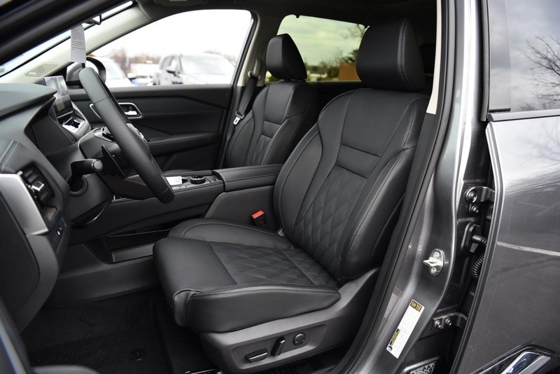 Nissan Rogue Vehicle Image 19