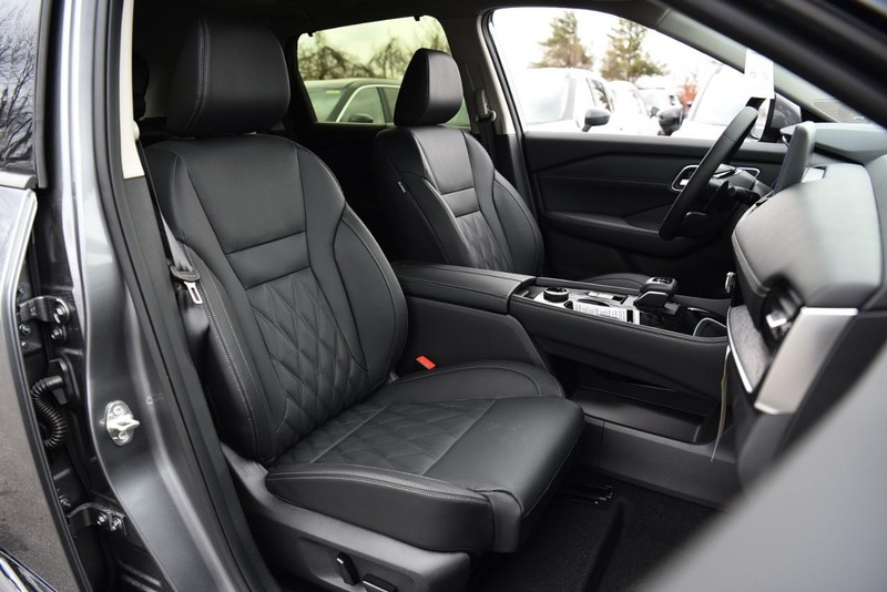 Nissan Rogue Vehicle Image 20
