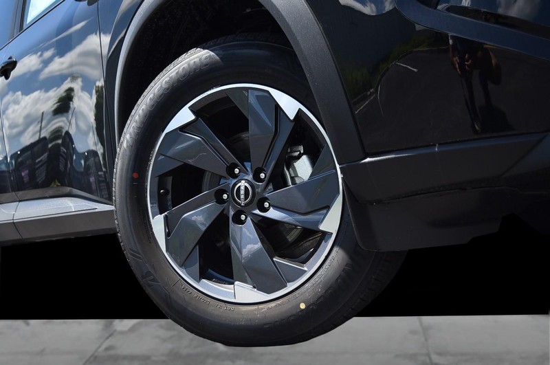 Nissan Rogue Vehicle Image 03
