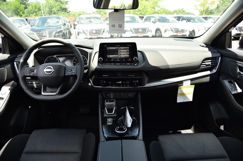 Nissan Rogue Vehicle Image 08