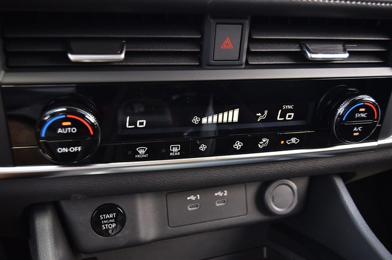 Nissan Rogue Vehicle Image 15