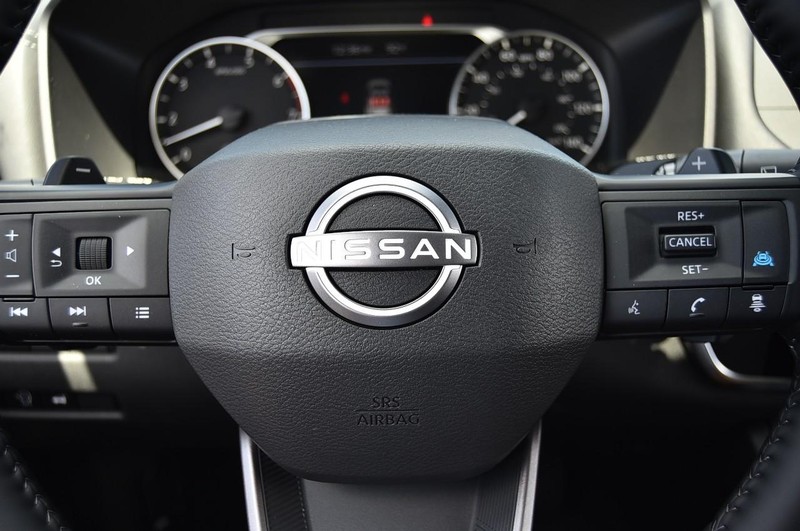 Nissan Rogue Vehicle Image 17