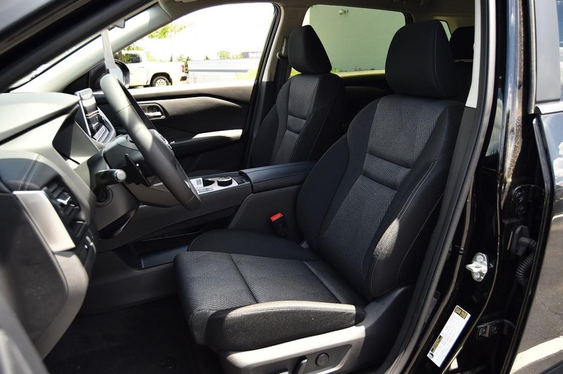 Nissan Rogue Vehicle Image 18