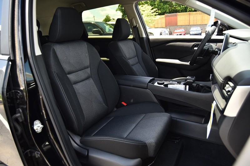 Nissan Rogue Vehicle Image 19